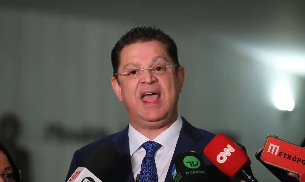 Sóstenes Cavalcante nega irregularidades e defende origem do dinheiro encontrado em sua casa