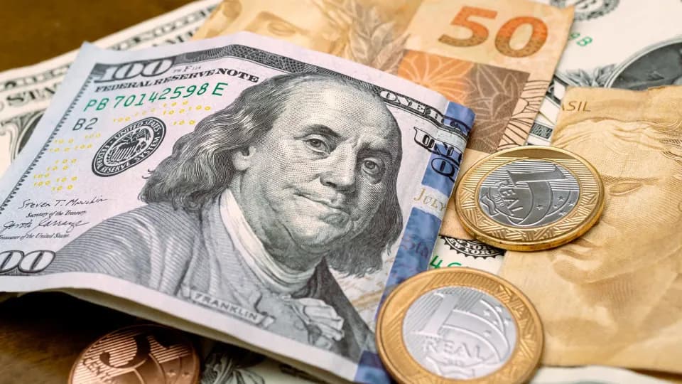 Dólar sobe e Bolsa recua diante de incertezas políticas e externas