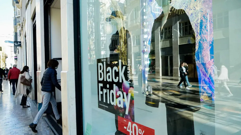 Pesquisa revela que 64% dos consumidores planejam gastar mais de R$ 500 na Black Friday 2025