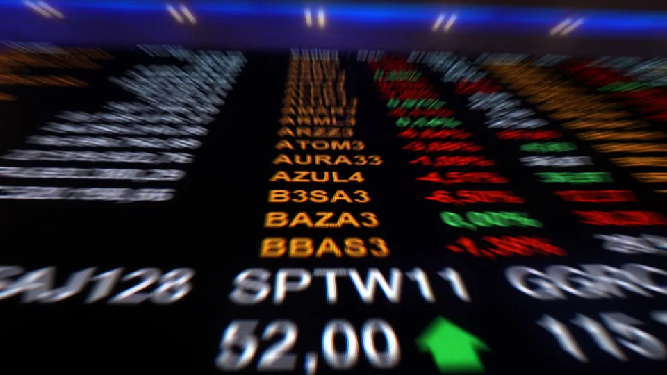 Ibovespa avança 0,37% e se aproxima de novo recorde histórico