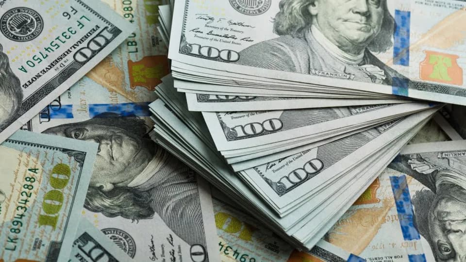Dólar cai para menos de R$ 5,30 e Bolsa sobe com expectativa de fim do shutdown nos EUA
