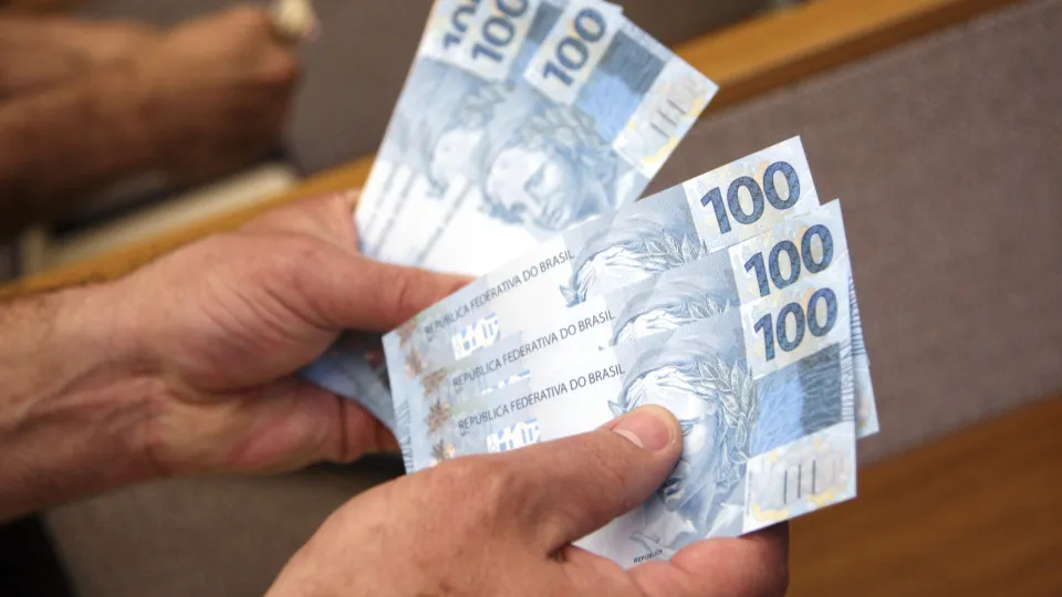 Novo salário mínimo de R$ 1.621 entra em vigor hoje